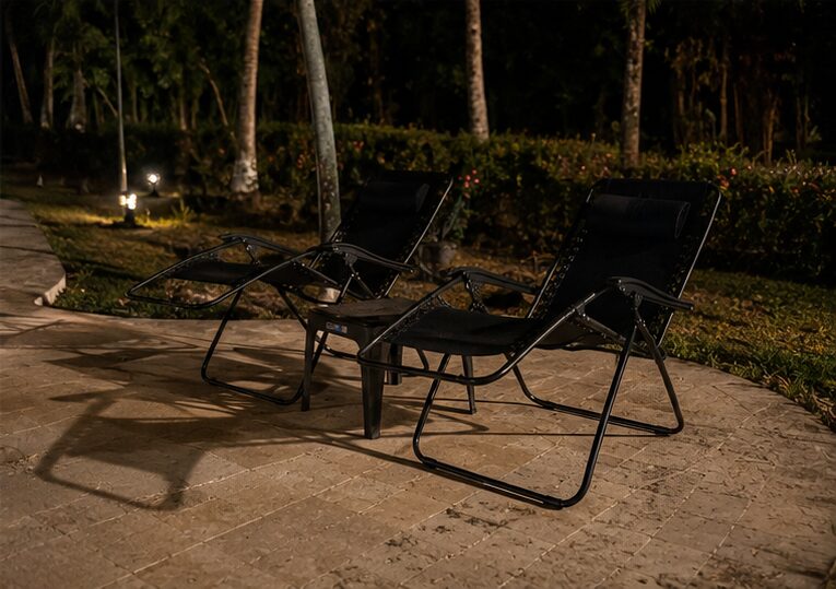 Tumbonas reclinables sobre la terraza, junto a las zonas verdes